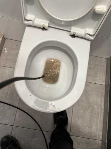 Débouchage de WC bouché à Strasbourg avec pompe et furet